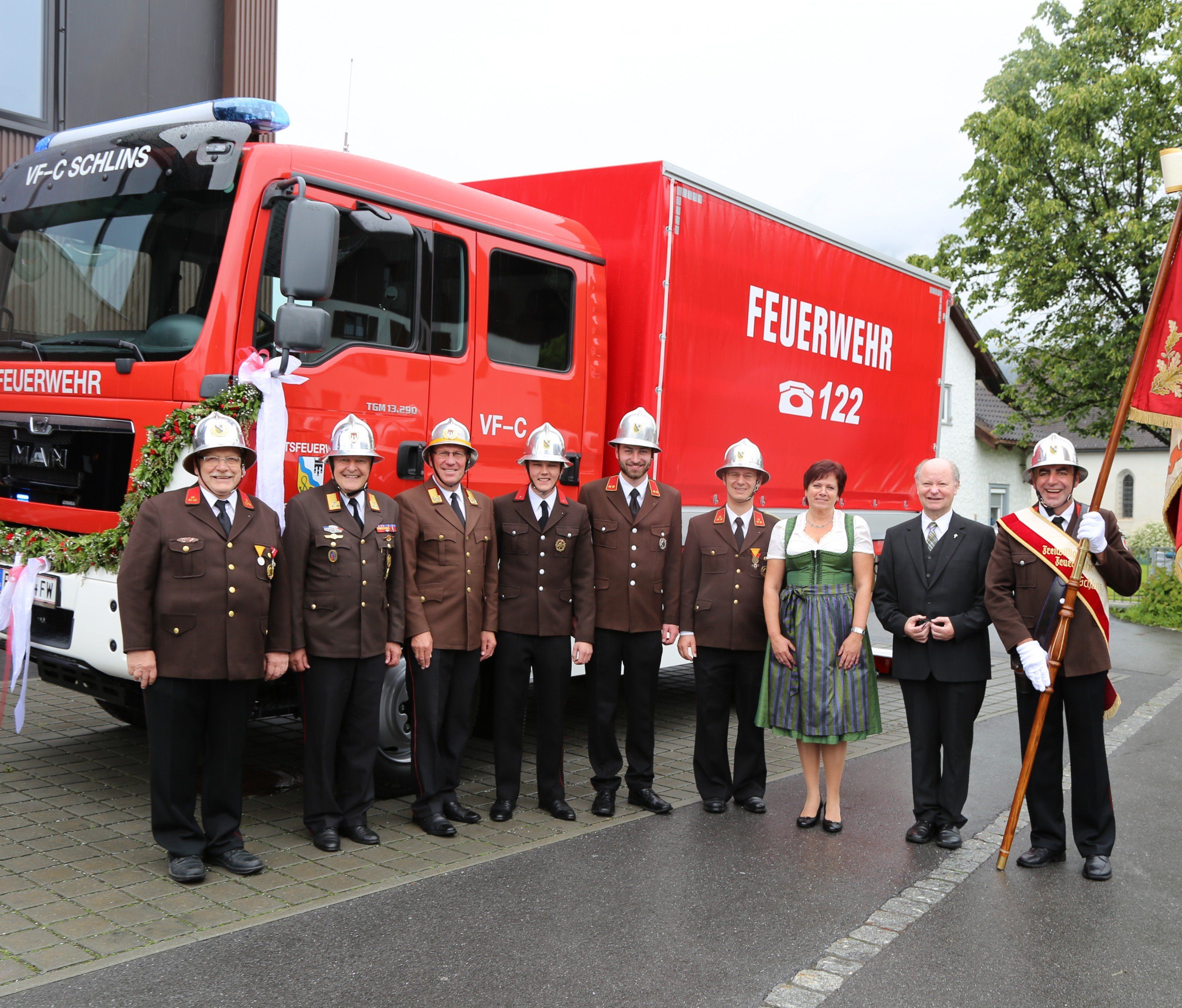 Das neue Einsatzfahrzeug der Feuerwehr Schlins wurde feierlich übergeben. Das neue Einsatzfahrzeug der Feuerwehr Schlins wurde feierlich übergeben.