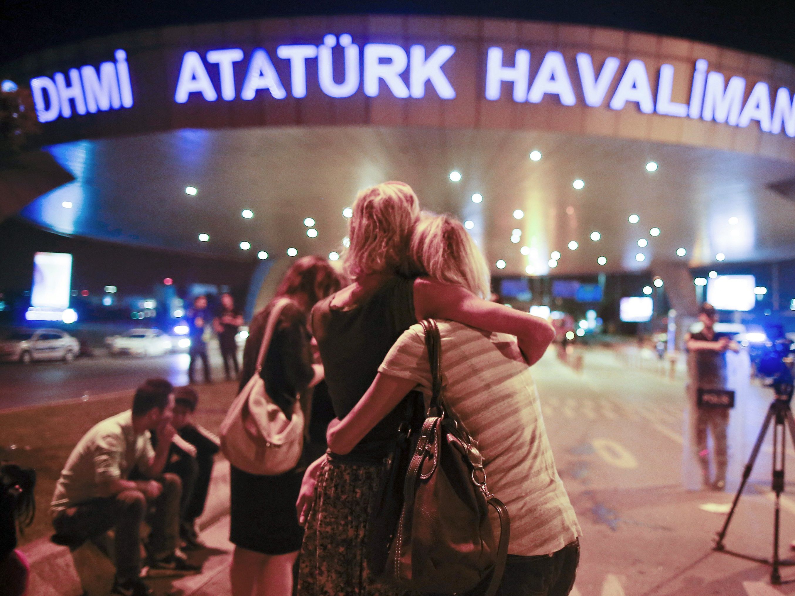 Am Dienstagabend gab es im Istanbuler Flughafen Explosionen, Schüsse und in der Folge 36 Tote nach einem Terroranschlag.. Am Dienstagabend gab es im Istanbuler Flughafen Explosionen, Schüsse und in der Folge 36 Tote nach einem Terroranschlag..