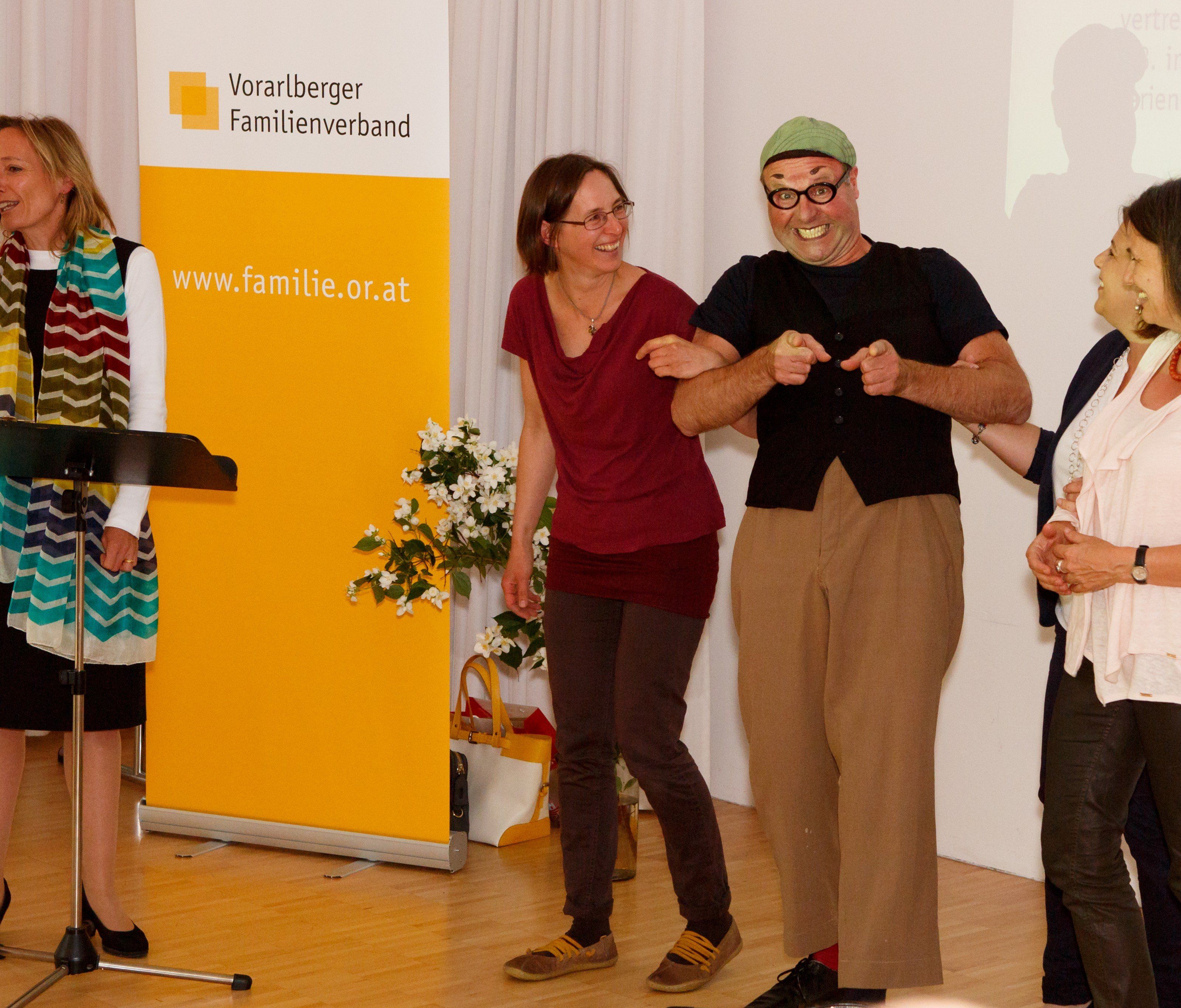 Pantomime Thiemo Dalpra sorgte für viel Spaß bei Geschäftsführerin Andrea Kramer (links) und dem Team des Satteinser Familienverbandes. Pantomime Thiemo Dalpra sorgte für viel Spaß bei Geschäftsführerin Andrea Kramer (links) und dem Team des Satteinser Familienverbandes.