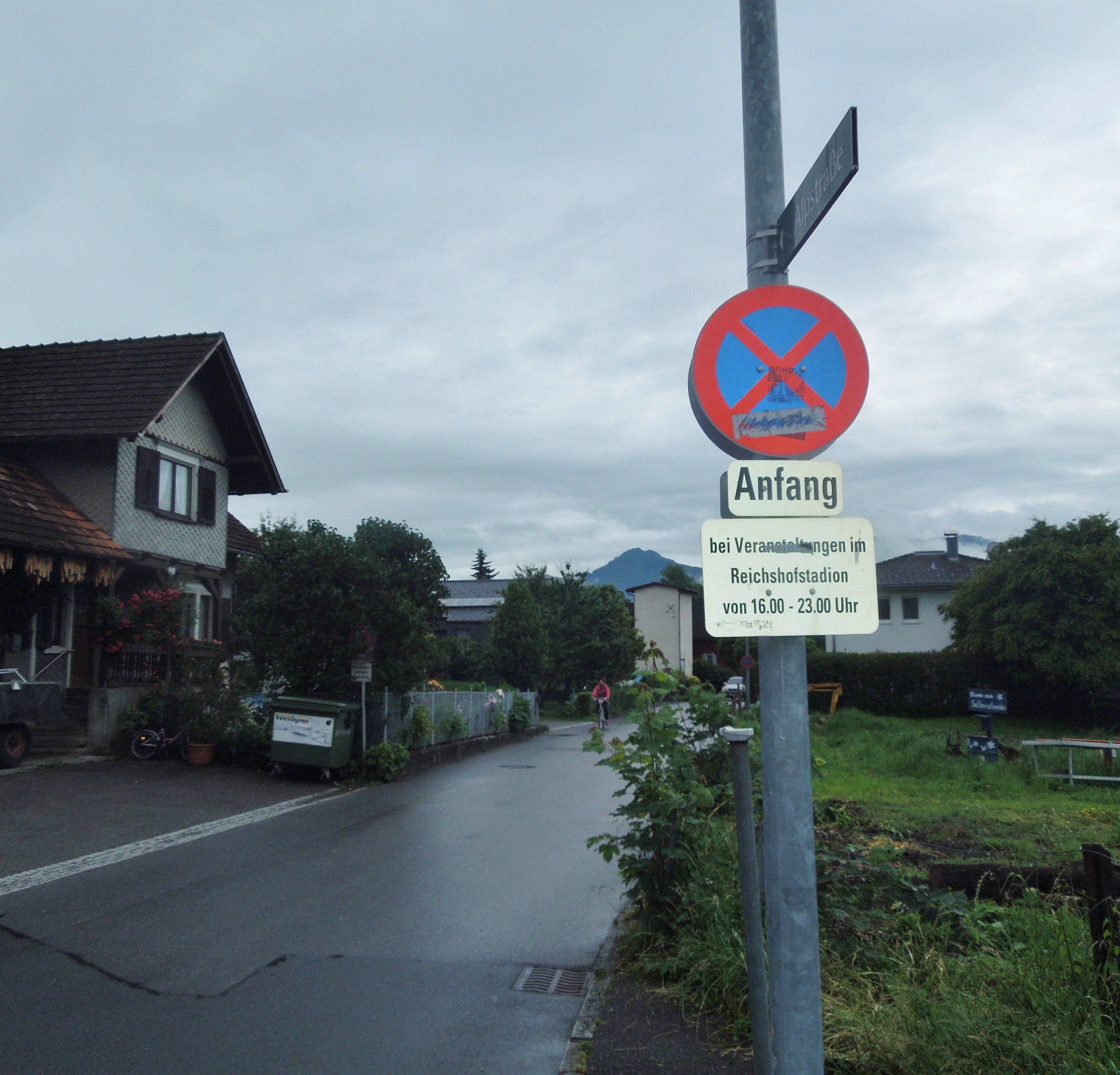 Speziell in der Alpstraße hat die Polizei festgestellt, dass das Parkverbot erst durch die vermehrten Schilder eingehalten wird. Speziell in der Alpstraße hat die Polizei festgestellt, dass das Parkverbot erst durch die vermehrten Schilder eingehalten wird.