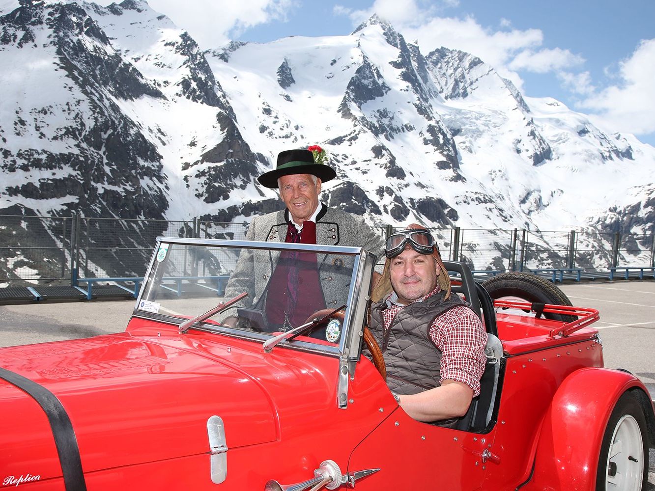 Friedl Fleissner, Großglockner Bergführer (links) und Rudi Roubinek („Seyffenstein“), Schauspieler und Autor auf der Kaiser-Franz-Josefs-Höhe Friedl Fleissner, Großglockner Bergführer (links) und Rudi Roubinek („Seyffenstein“), Schauspieler und Autor auf der Kaiser-Franz-Josefs-Höhe