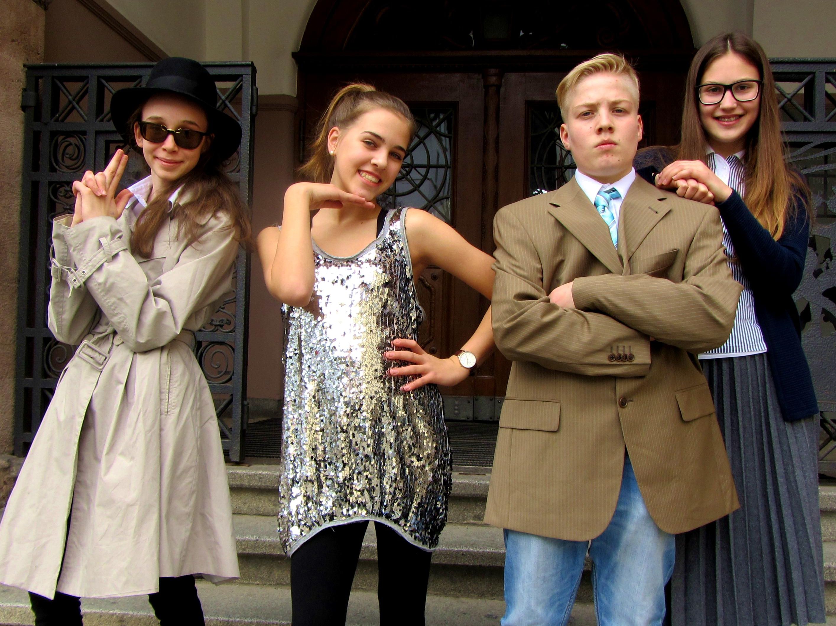 Linda, Paula, Gil und Julia freuen sich - gemeinsam mit ihren MitschülerInnen - auf "ihr Musical" Linda, Paula, Gil und Julia freuen sich - gemeinsam mit ihren MitschülerInnen - auf "ihr Musical"