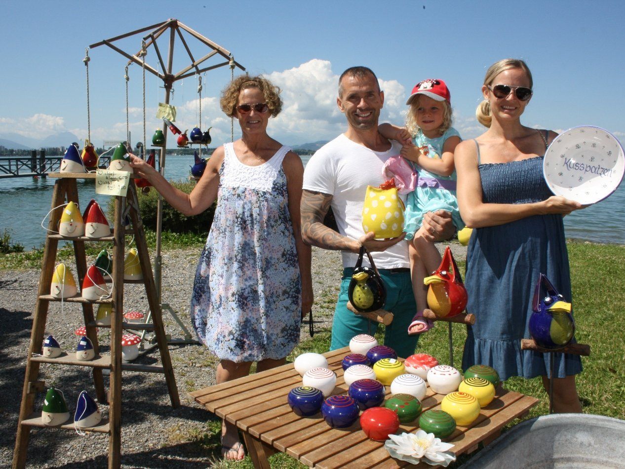 Repräsentatives Kunsthandwerk beim 5. Kunstmarkt auf der herrlichen Uferpromenade in Lochau am Bodensee. Repräsentatives Kunsthandwerk beim 5. Kunstmarkt auf der herrlichen Uferpromenade in Lochau am Bodensee.