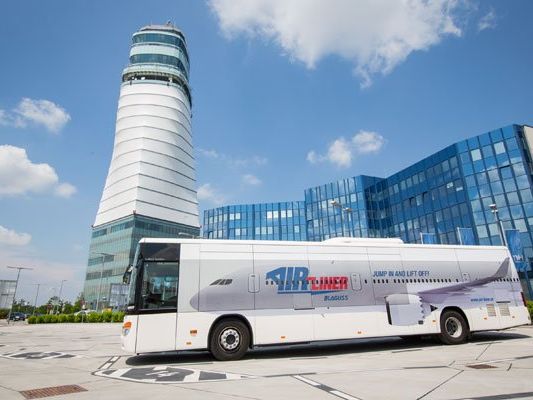 Mit dem "Air-Liner" kommt man in nur 15 Minuten von der City zum Flughafen Schwechat. Mit dem "Air-Liner" kommt man in nur 15 Minuten von der City zum Flughafen Schwechat.