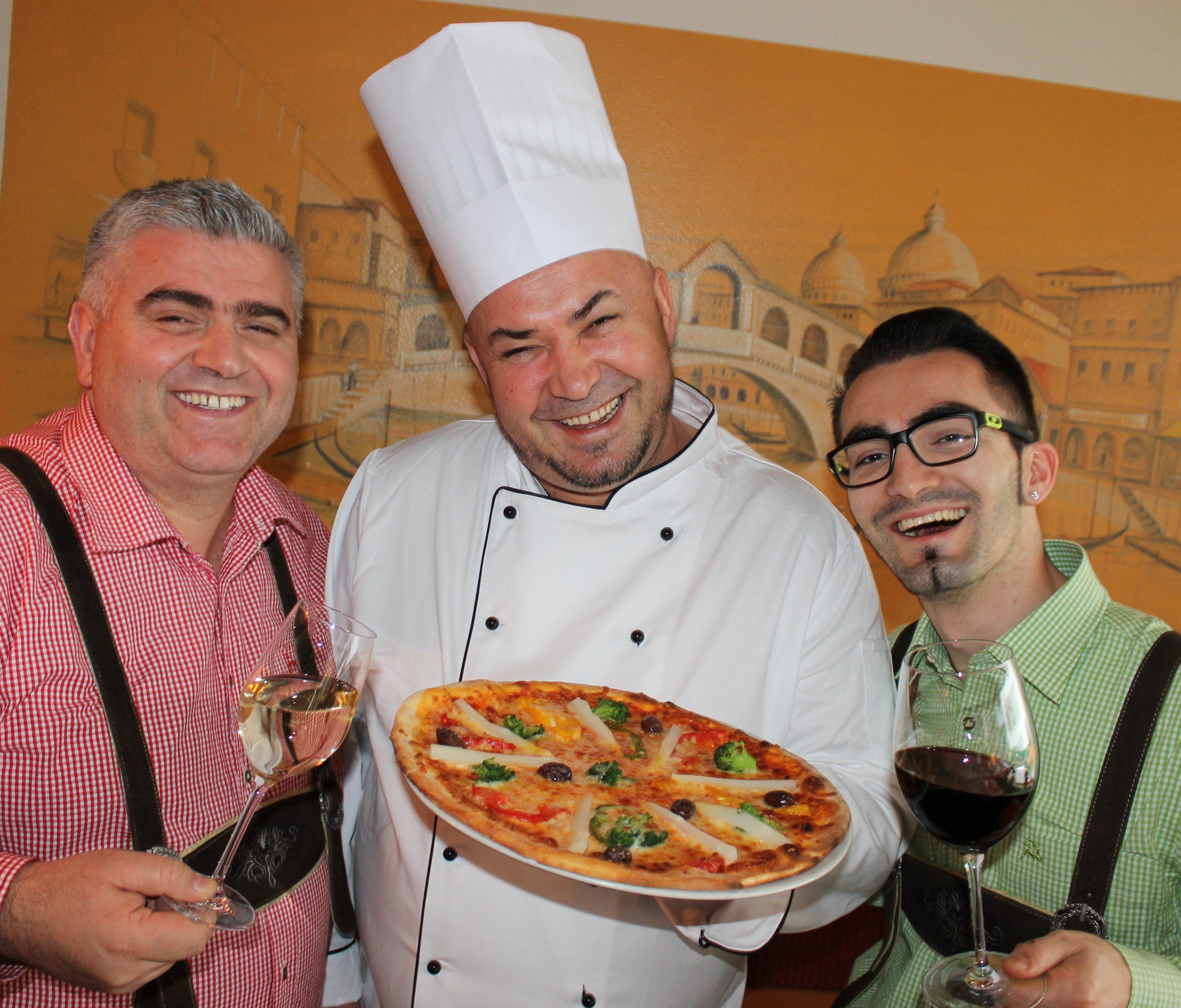 Pizzeriachef "Antonio", Chefkoch Avrem und Servicechef Toni sind mit ihren Teams mit vollem Einsatz bei der Altersarmuts-Aktion von Stunde des Herzens dabei Pizzeriachef "Antonio", Chefkoch Avrem und Servicechef Toni sind mit ihren Teams mit vollem Einsatz bei der Altersarmuts-Aktion von Stunde des Herzens dabei