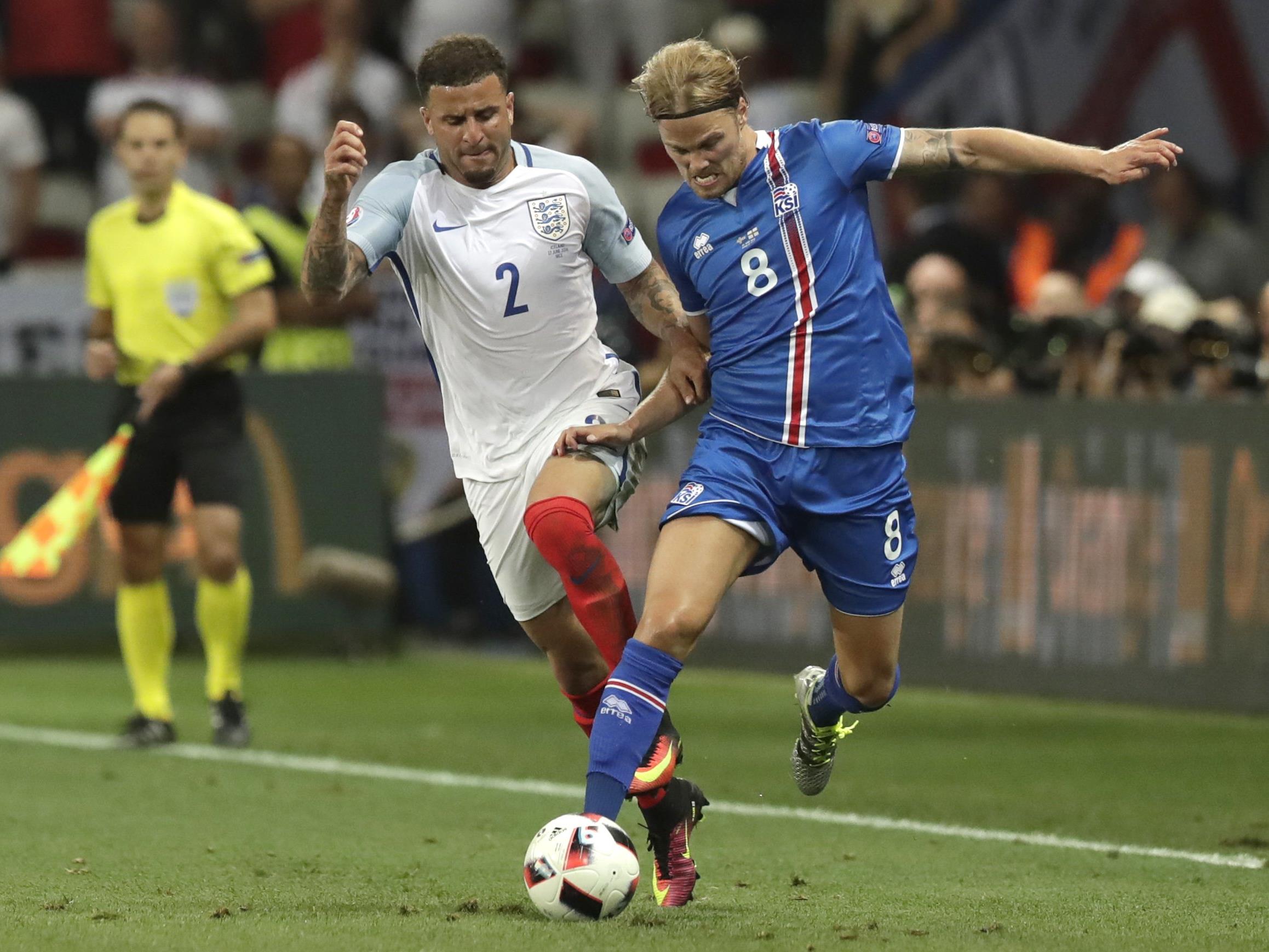 Island siegt gegen England und spielt sich ins Viertelfinale.