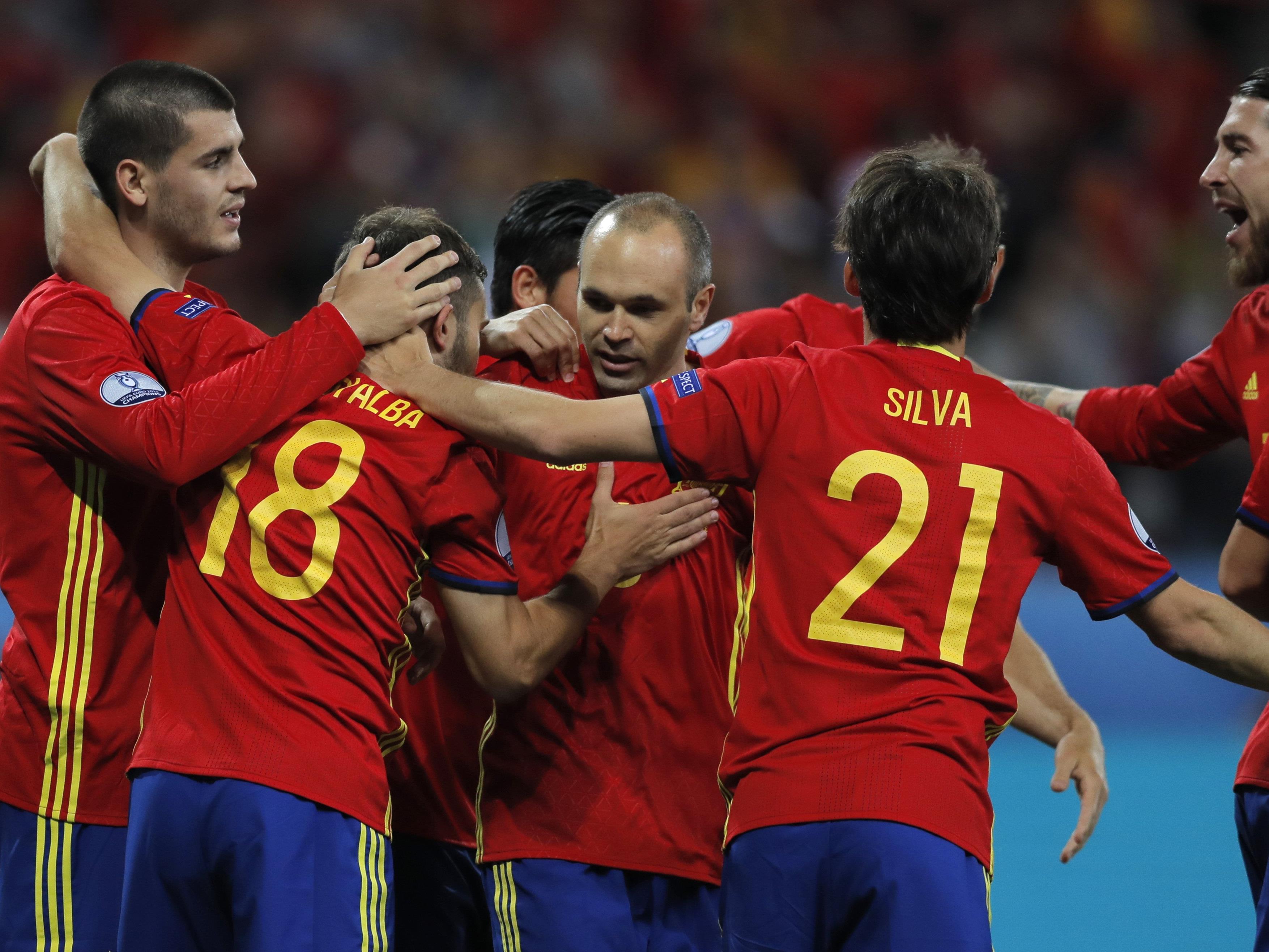 Spanien feierte einen 3:0-Sieg über die Türkei und stürmt ins Achtelfinale.