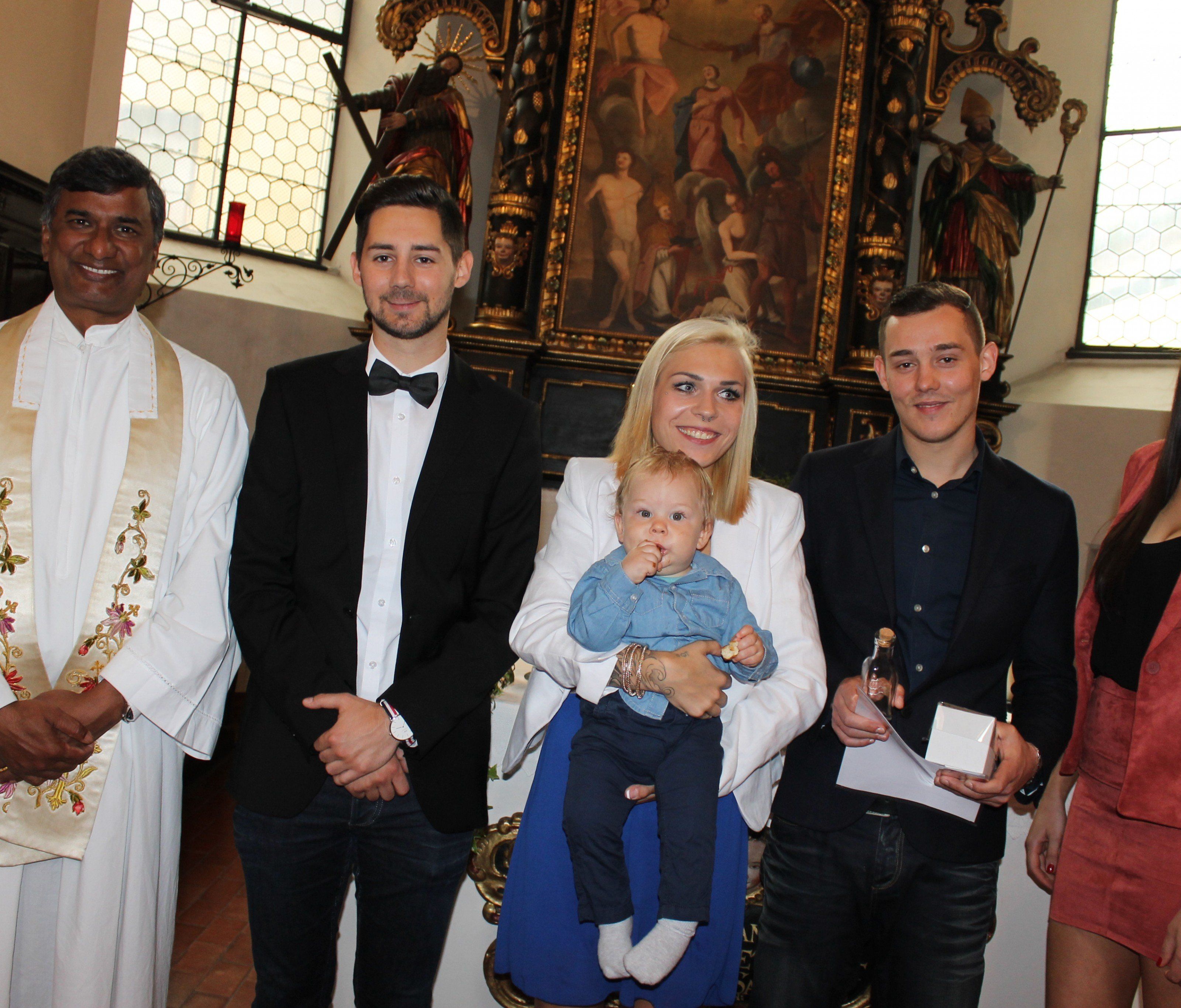 Kaplan Inna Kolkula mit Taufpate Julian Seeburger, Mama Alexandra Waltl mit Leandro, Papa David Seeburger und Taufpatin Marina Simunovic Kaplan Inna Kolkula mit Taufpate Julian Seeburger, Mama Alexandra Waltl mit Leandro, Papa David Seeburger und Taufpatin Marina Simunovic