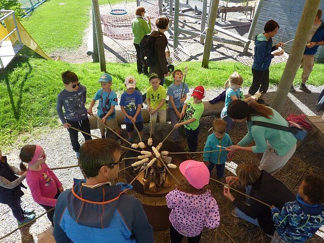 Bei strahlendem Sonnenschein begaben sich am Samstag, den 21. Mai, über dreißig Personen aus Langenegg und Umgebung gemeinsam mit Geschichtenerzählerin Hertha Glück auf Wanderschaft. Bei strahlendem Sonnenschein begaben sich am Samstag, den 21. Mai, über dreißig Personen aus Langenegg und Umgebung gemeinsam mit Geschichtenerzählerin Hertha Glück auf Wanderschaft.