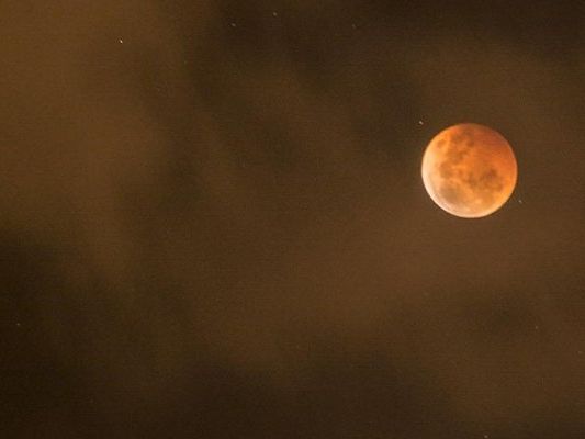 Am Montag ist der Erdbeermond am Himmel zu sehen. Am Montag ist der Erdbeermond am Himmel zu sehen.