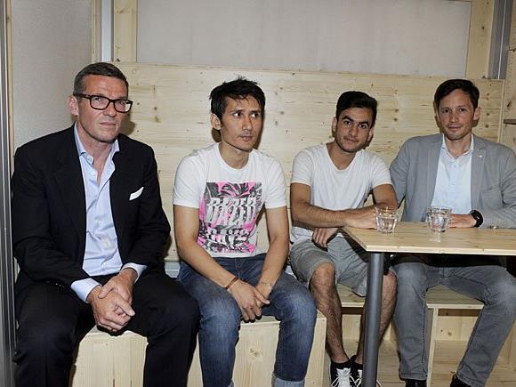 v.l.n.r Thomas Levenitschnig (Eigentümerschaft), die Flüchtlinge Massoud, Abdul und Caritas Generalsekretär Klaus Schwertnerbei während der Präsentation "Neues Wohnprojekt für junge StudentInnen und Flüchtlinge"