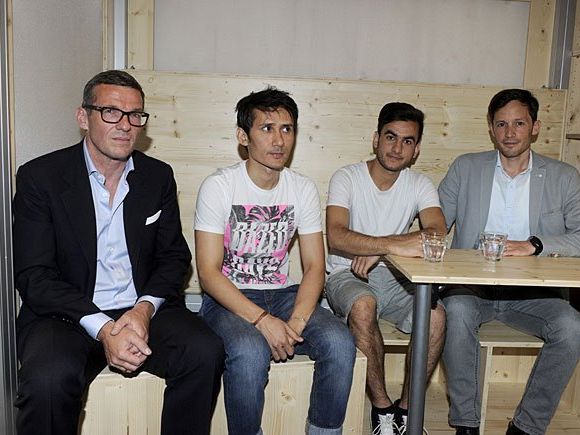 v.l.n.r Thomas Levenitschnig (Eigentümerschaft), die Flüchtlinge Massoud, Abdul und Caritas Generalsekretär Klaus Schwertnerbei während der Präsentation "Neues Wohnprojekt für junge StudentInnen und Flüchtlinge" v.l.n.r Thomas Levenitschnig (Eigentümerschaft), die Flüchtlinge Massoud, Abdul und Caritas Generalsekretär Klaus Schwertnerbei während der Präsentation "Neues Wohnprojekt für junge StudentInnen und Flüchtlinge"