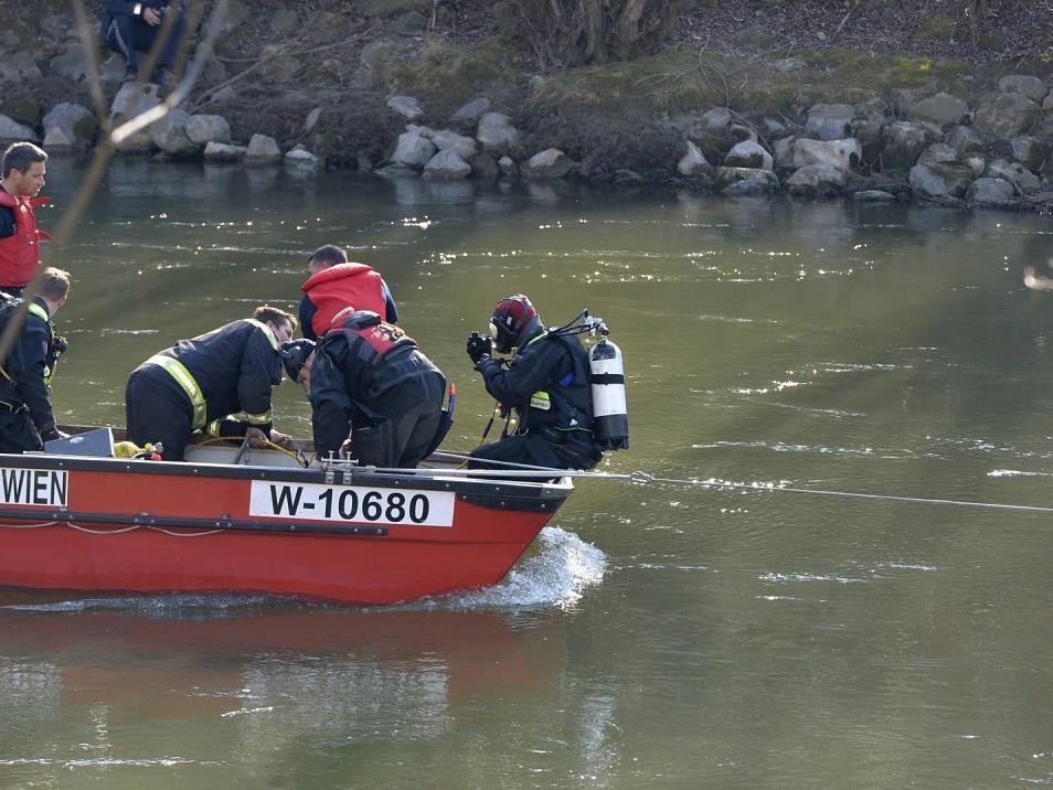 Männliche Leiche im Wiener Donaukanal geborgen.
