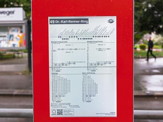 Eine neue E-Paper Anzeige wird an der Station Breitensee der Linie 49 getestet.
