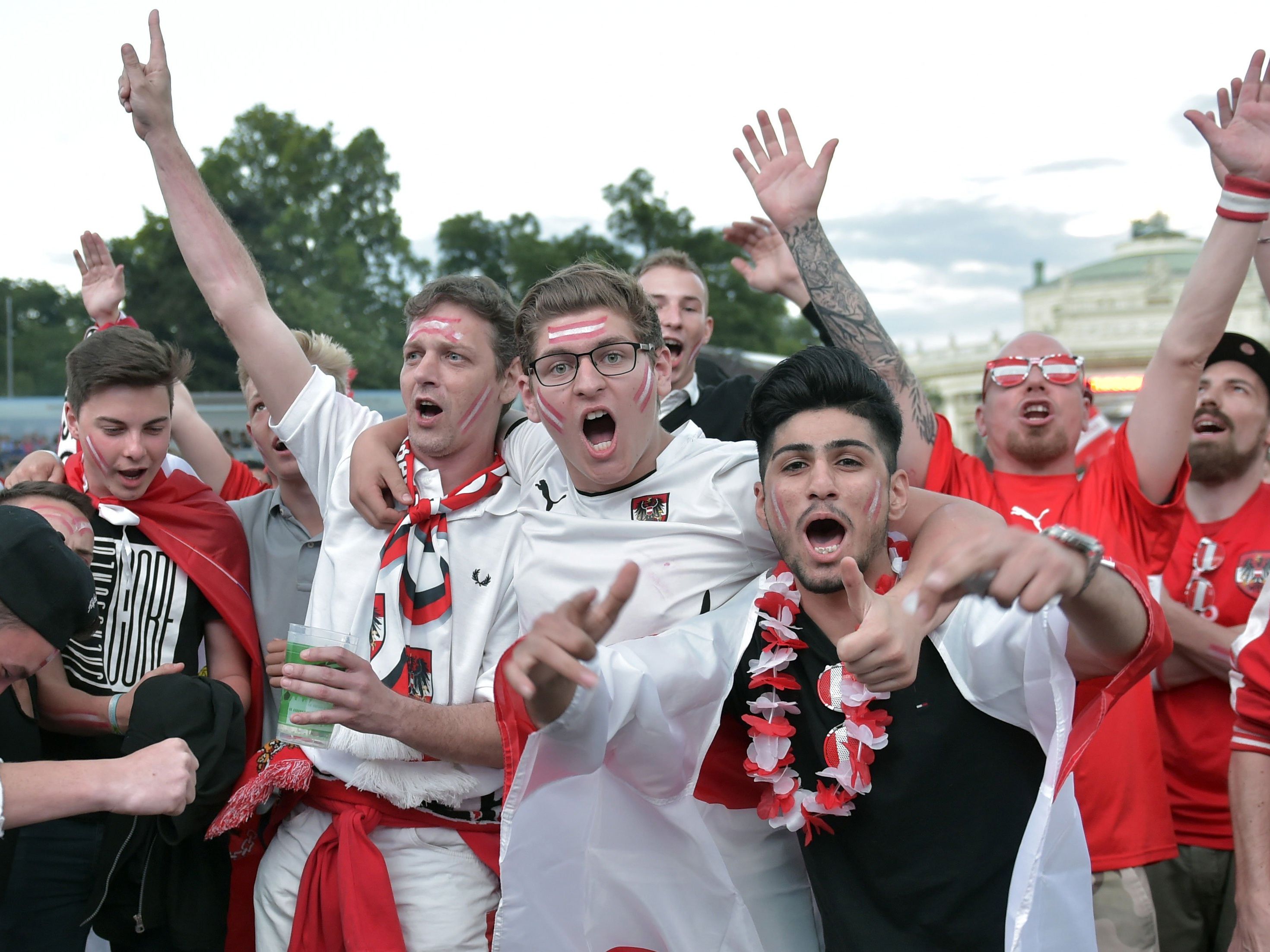 Die Fans der österreichischen Nationalmannschaft jubelten als hätte es einen Sieg gegeben. Die Fans der österreichischen Nationalmannschaft jubelten als hätte es einen Sieg gegeben.