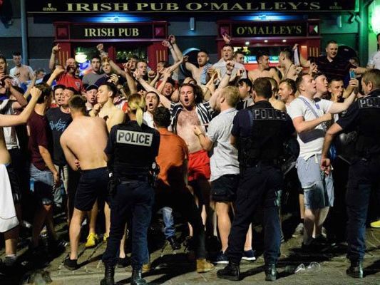 Die englischen Fans trieben es in Marseille zu bunt. Die englischen Fans trieben es in Marseille zu bunt.