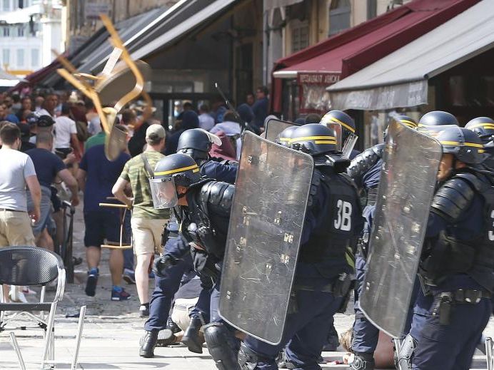 Wüste Szenen spielten sich in den Straßen von Marseille ab. Wüste Szenen spielten sich in den Straßen von Marseille ab.