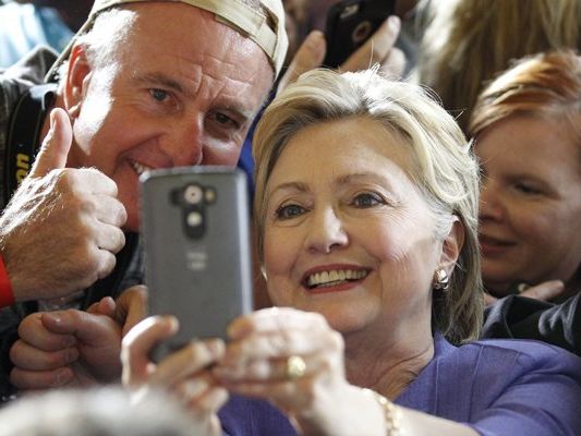 Ob sich die US-amerikanische Präsidentschaftskandidatin Hillary Clinton vor den Folgen von Selfies fürchtet? Ob sich die US-amerikanische Präsidentschaftskandidatin Hillary Clinton vor den Folgen von Selfies fürchtet?