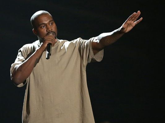 Rapper Kanye West sorgt mit seinem kontroversen Musikvideo zu "Famous" für Aufsehen. Rapper Kanye West sorgt mit seinem kontroversen Musikvideo zu "Famous" für Aufsehen.
