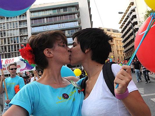 In Wien finden zwei Kuss-Flashmobs als Reaktion auf aktuelle Ereignisse statt