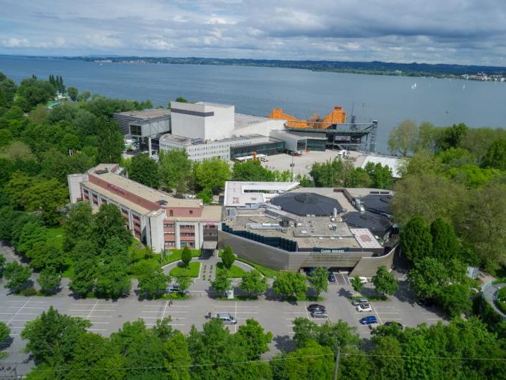 Das Hotel Mercure liegt in nächster Nachbarschaft zum Casino, den Festspielen und dem See. Das Hotel Mercure liegt in nächster Nachbarschaft zum Casino, den Festspielen und dem See.