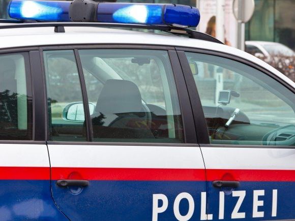 Der aggressive Mann beschädigte ein Polizeifahrzeug Der aggressive Mann beschädigte ein Polizeifahrzeug