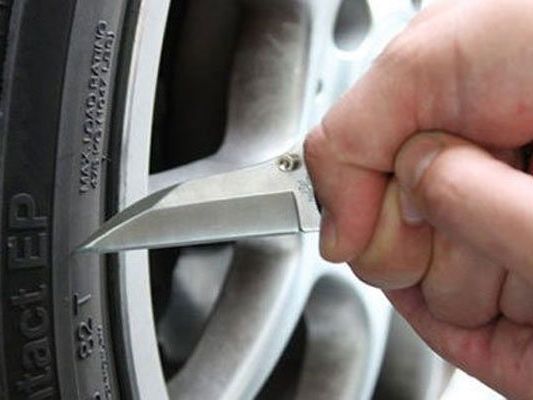 Der Mann soll zahlreiche Autoreifen aufgestochen haben. Der Mann soll zahlreiche Autoreifen aufgestochen haben.