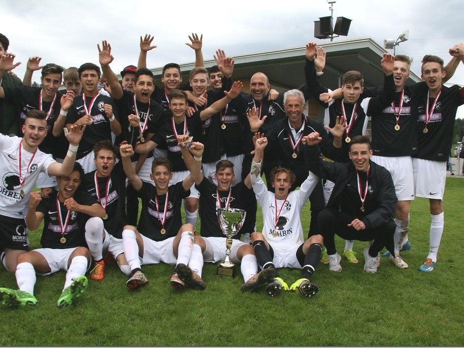 Neuer Landesmeister: SW Bregenz U-18 Elf mit Trainer Ralf Kirasitsch und Tormann Janik Zaworka Neuer Landesmeister: SW Bregenz U-18 Elf mit Trainer Ralf Kirasitsch und Tormann Janik Zaworka