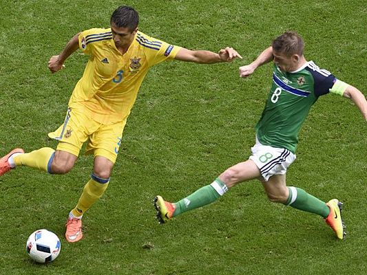 Yevhen Khacheridi (Ukraine, l.) und Steven Davis (Nordirland) beim EM-Spiel Yevhen Khacheridi (Ukraine, l.) und Steven Davis (Nordirland) beim EM-Spiel
