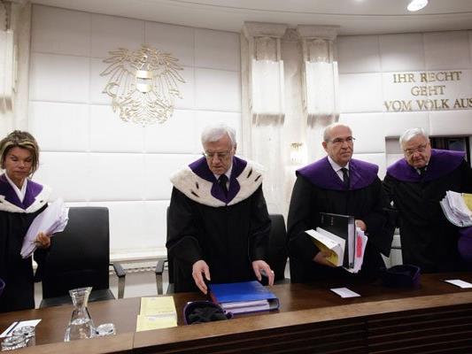 Der Verfassungsgerichtshof pausiert mündliche Verhandlung bis Mittwoch