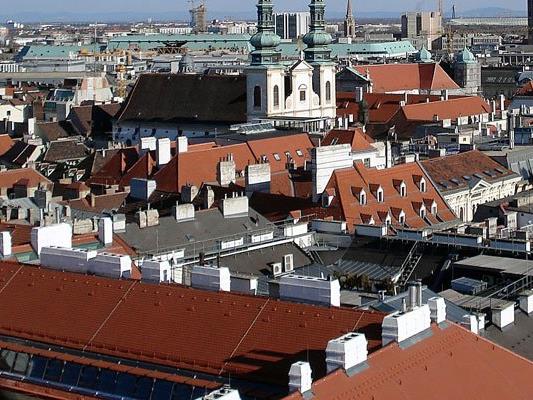 Die Polizei jagte drei Männer in Simmering über Wiener Dächer.