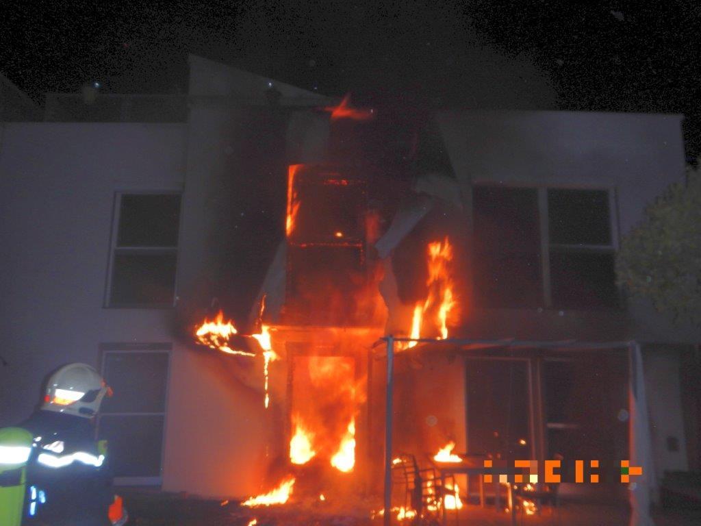 Die Flammen schlugen aus der Wohnung, als die Feuerwehr eintraf