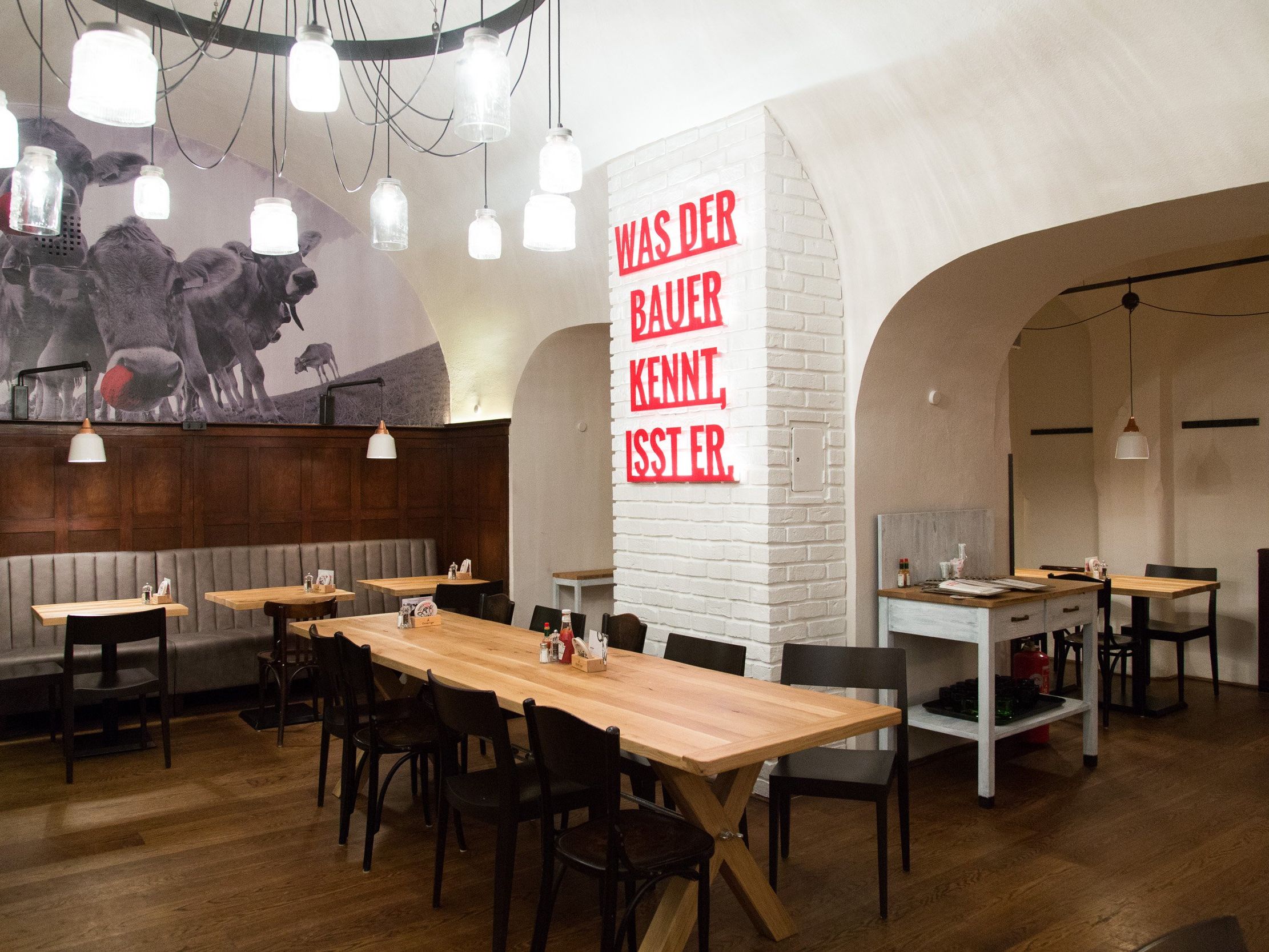 Im 1. Bezirk eröffnete das Burger-Restaurant "Rinderwahn". Im 1. Bezirk eröffnete das Burger-Restaurant "Rinderwahn".