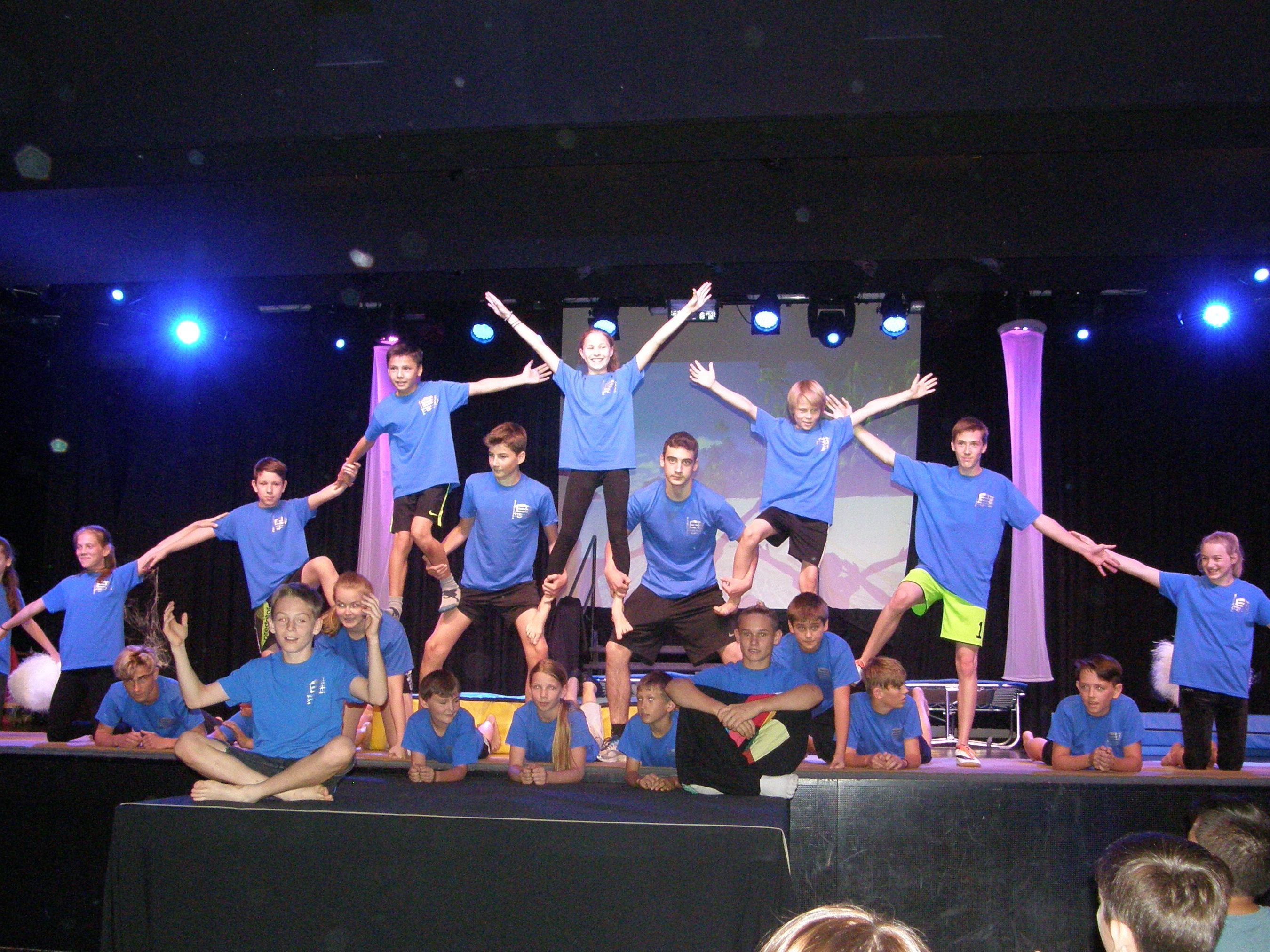 Die Akrobatik-Show war ein Highlight bei der Jubiläumsfeier. Die Akrobatik-Show war ein Highlight bei der Jubiläumsfeier.