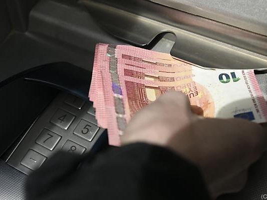 Österreicher ziehen regelmäßig Geld aus dem Bankomat Österreicher ziehen regelmäßig Geld aus dem Bankomat
