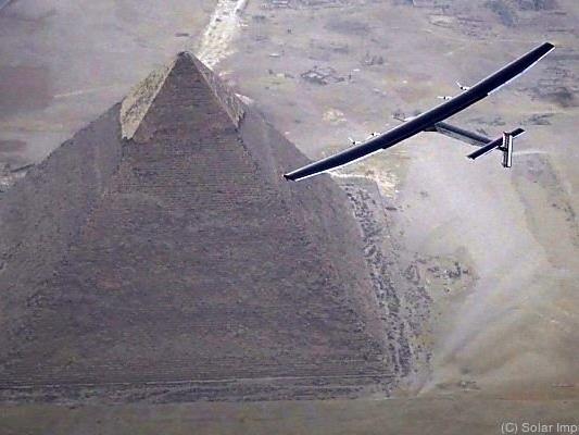 Solar Impulse 2 drehte Ehrenrunde um Pyramiden