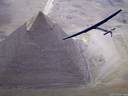 Solar Impulse 2 drehte Ehrenrunde um Pyramiden