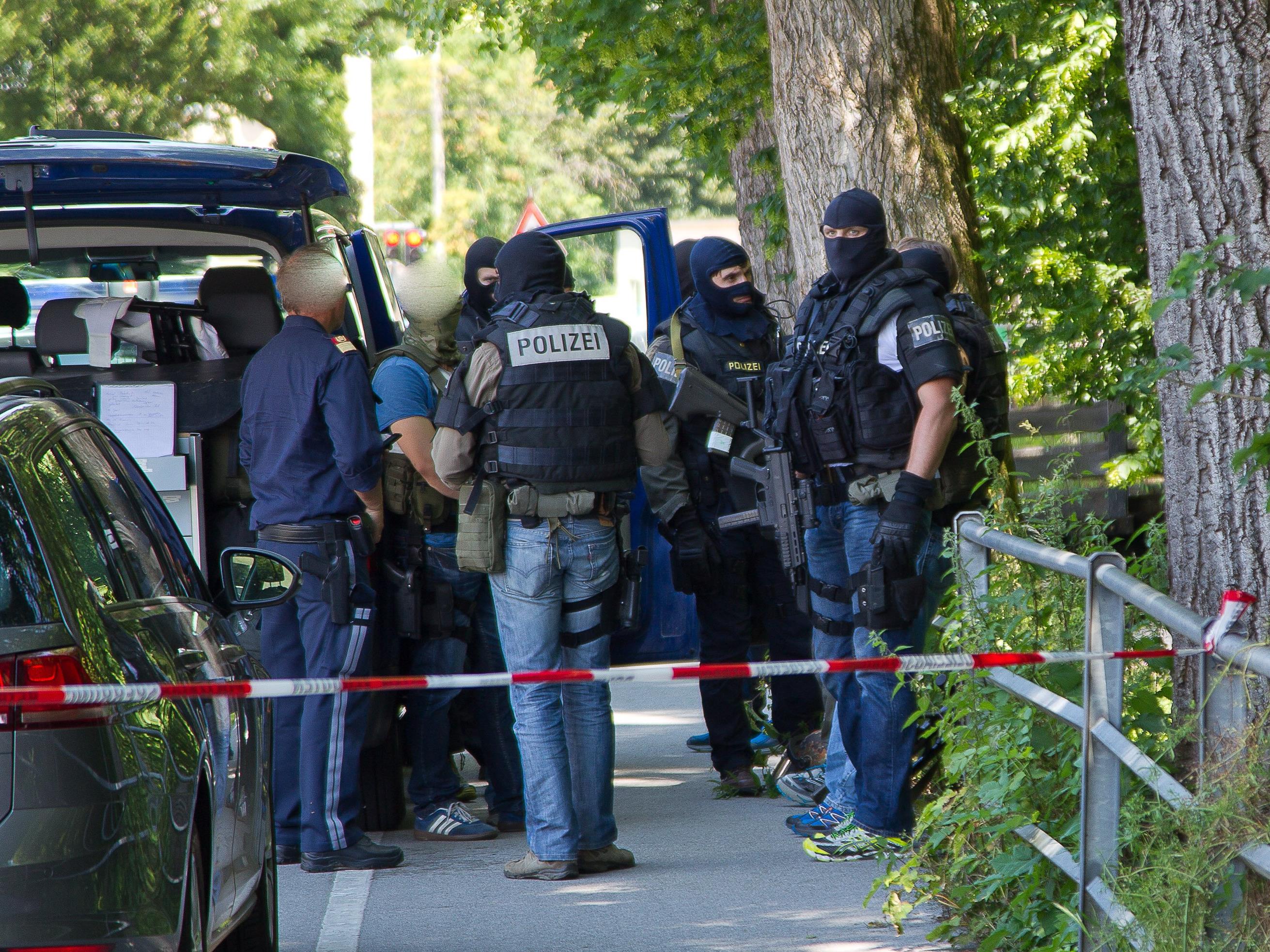 Cobra-Beamte und Schengenfahnder in Zivil richteten einen Sperrkreis ein und führten Personenkontrollen durch.