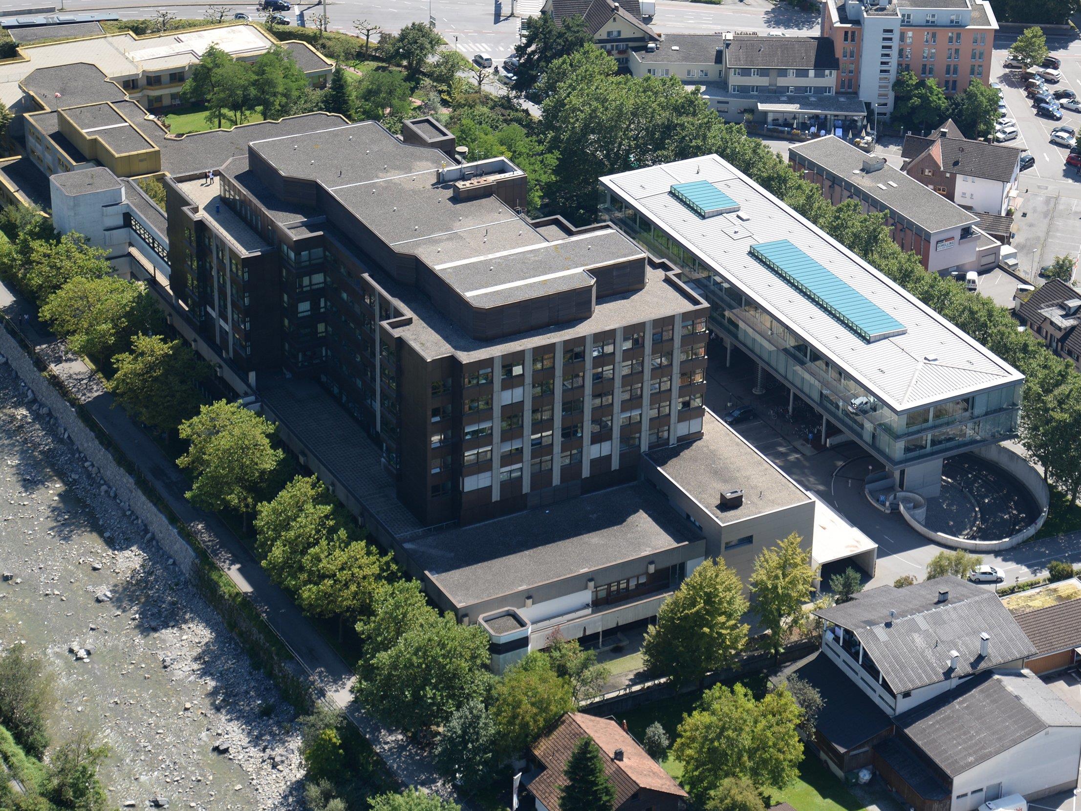 Derzeit kann das Stadtspital Dornbirn nicht von Helikoptern angeflogen werden. Der Bau einer neuen Plattform auf dem Dach des Krankenhauses verzögert sich wegen ausstehender Genehmigungen.