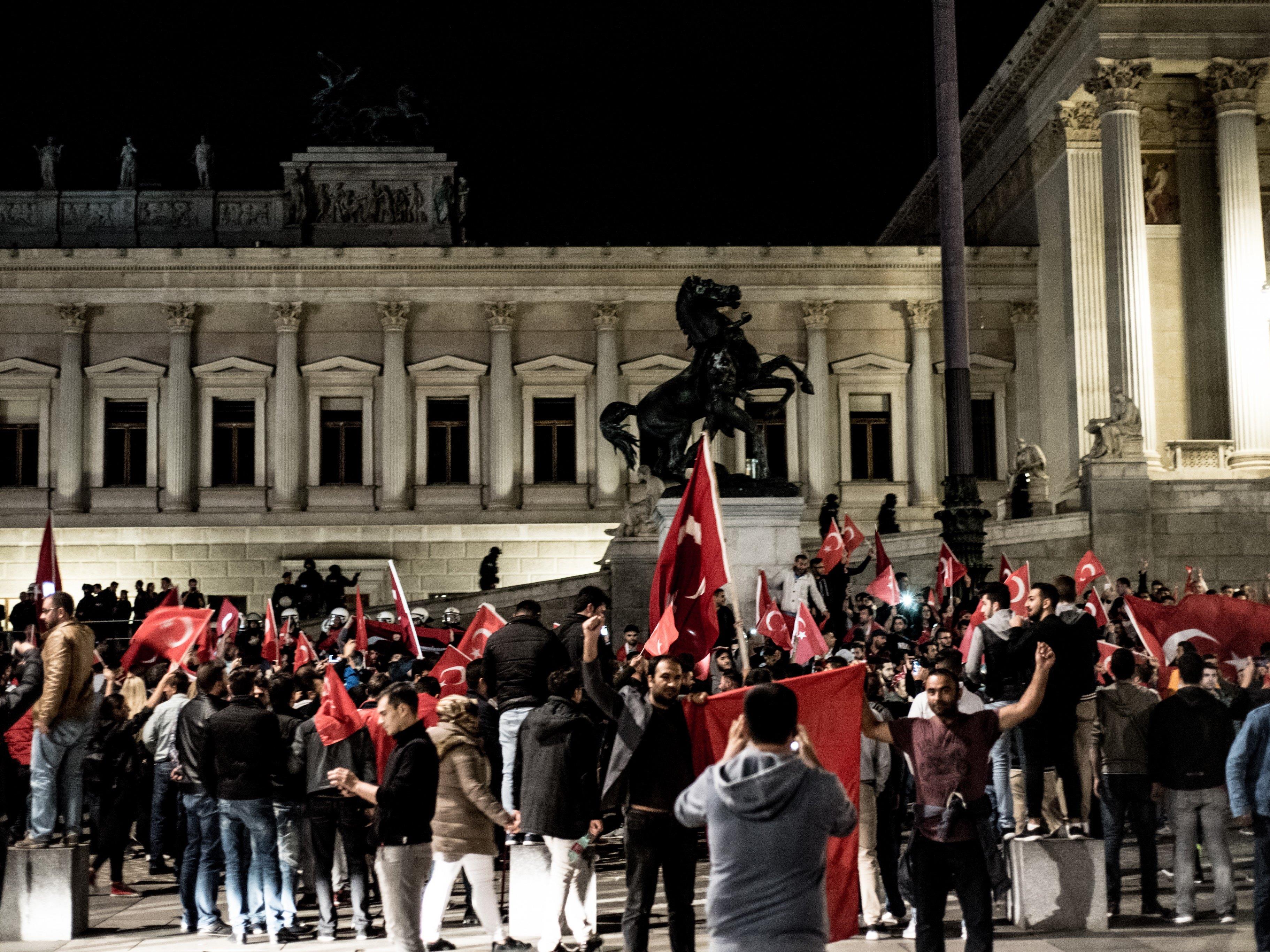 Pro-Erdogan Demonstranten versammelten sich in Wien