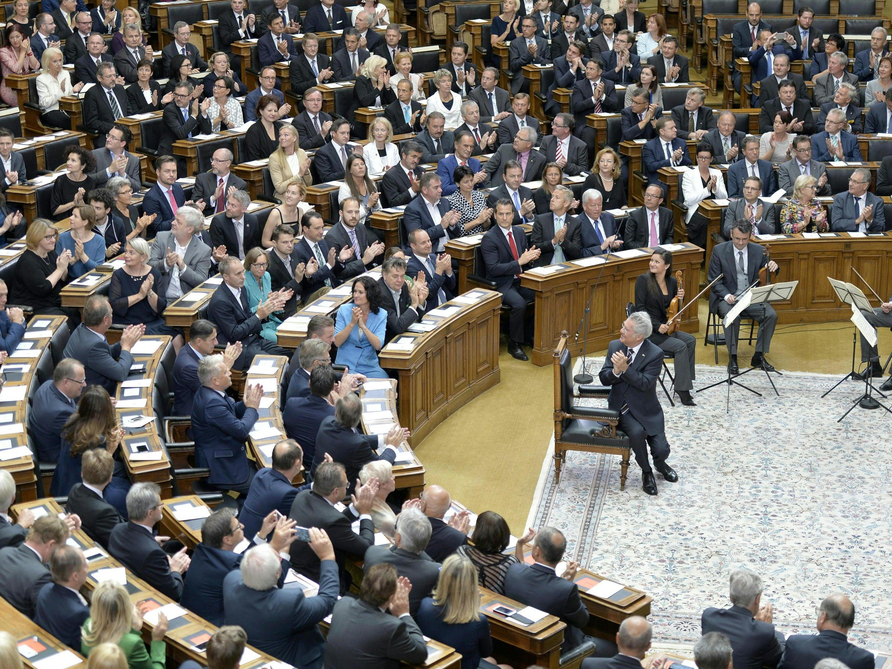 Heinz Fischer (M.) bei der Verabschiedung im Parlament