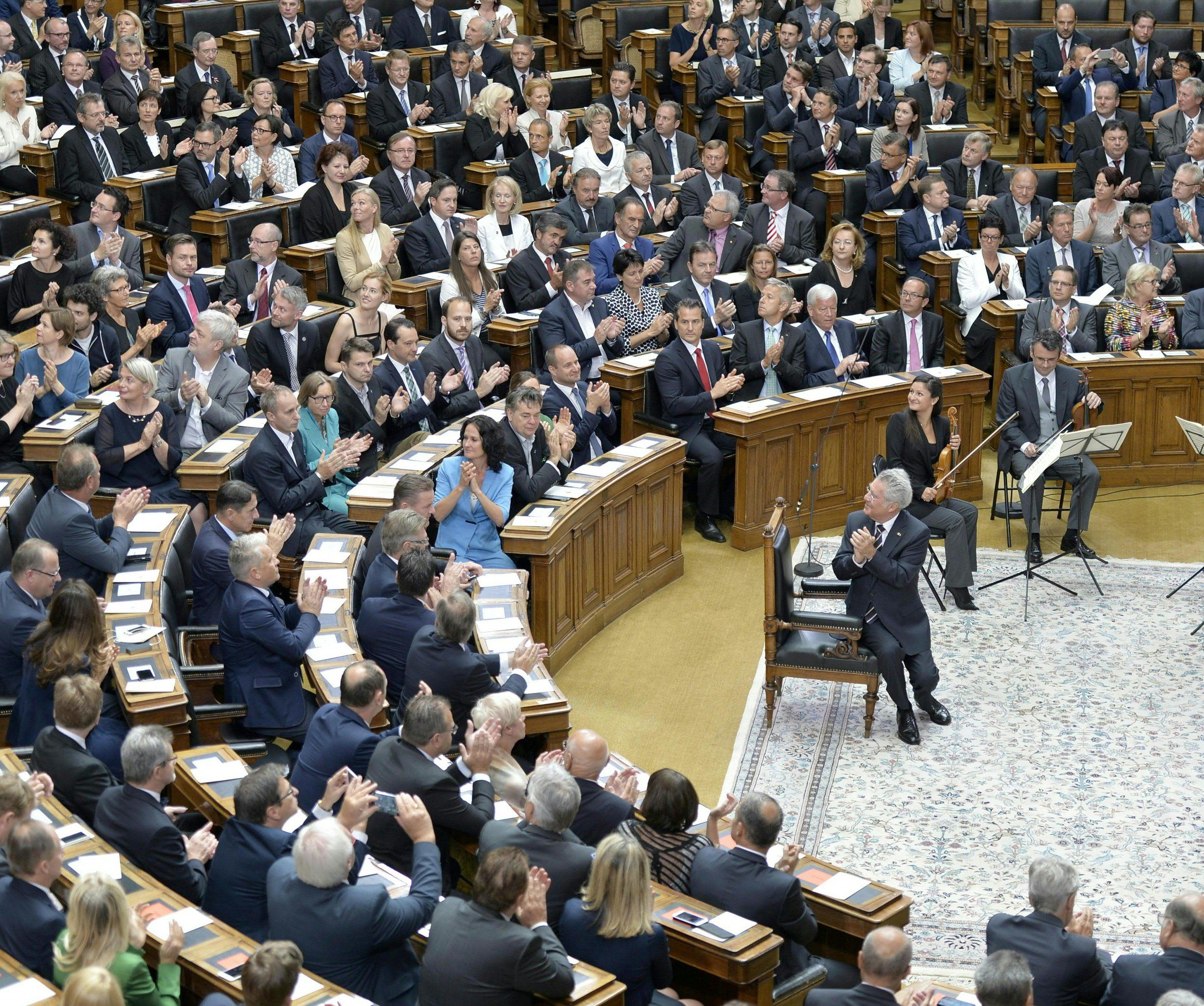 Heinz Fischer (M.) bei der Verabschiedung im Parlament