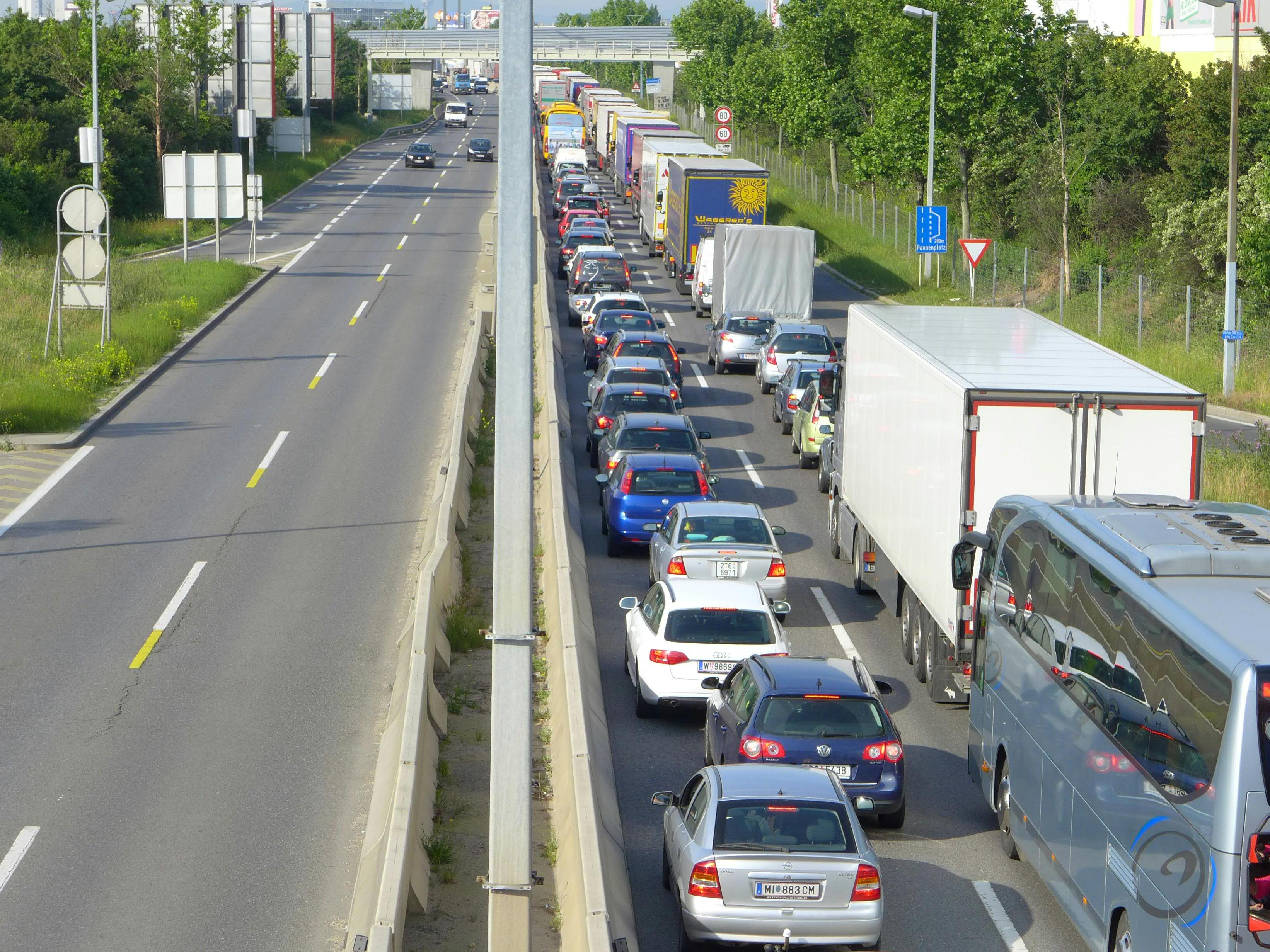 Wegen eines Motorradunfalls kam es auf der A2 kurz vor Wien zu Stau.