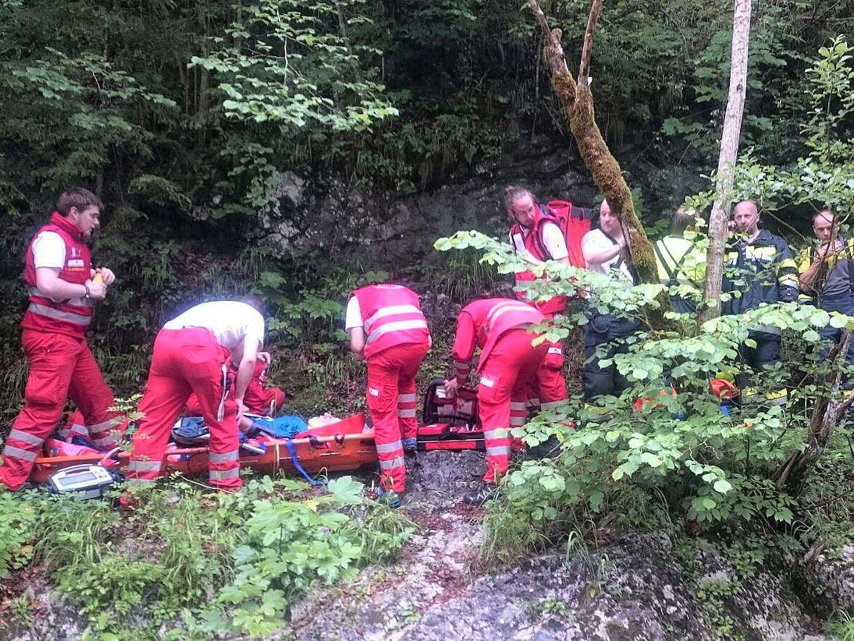 Kräfte des Roten Kreuzes bei der Bergung des Verletzten nach einem Sturz in der Salzaklamm Kräfte des Roten Kreuzes bei der Bergung des Verletzten nach einem Sturz in der Salzaklamm
