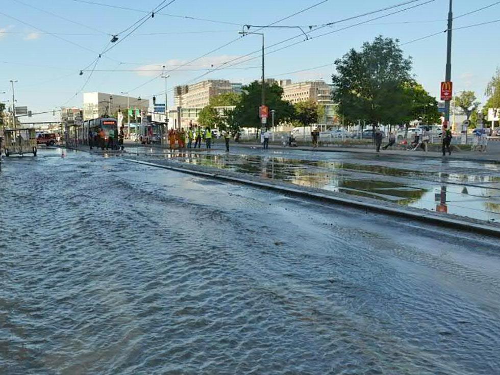 Die überflutete Brünner Straße in Floridsdorf.
