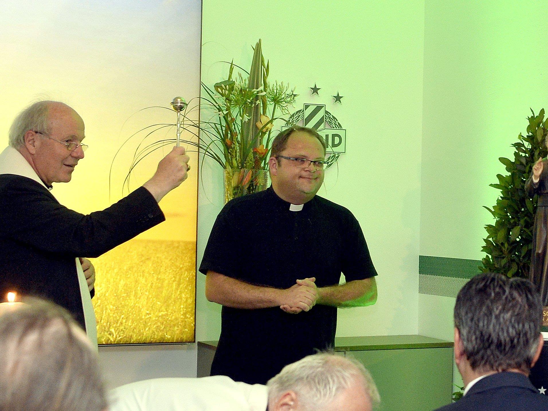 Kardinal Christoph Schönborn und Pfarrer Christoph Pelczar bei der Eröffnung des Andachtsraums im neuen Rapid-Stadion.