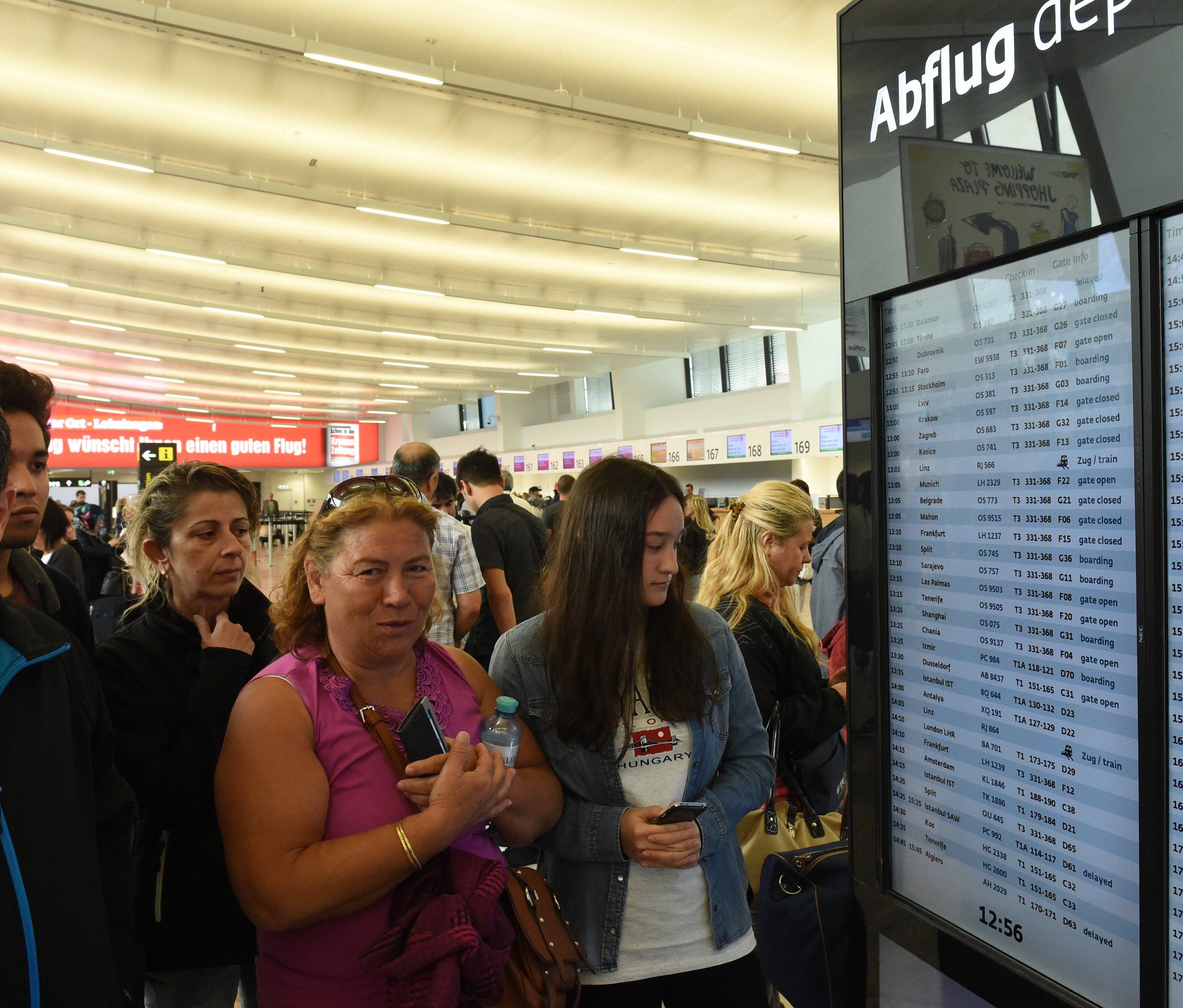 Reisende am Wiener Flughafen schildern ihre Meinungen zu den Vorfällen in der Türkei Reisende am Wiener Flughafen schildern ihre Meinungen zu den Vorfällen in der Türkei