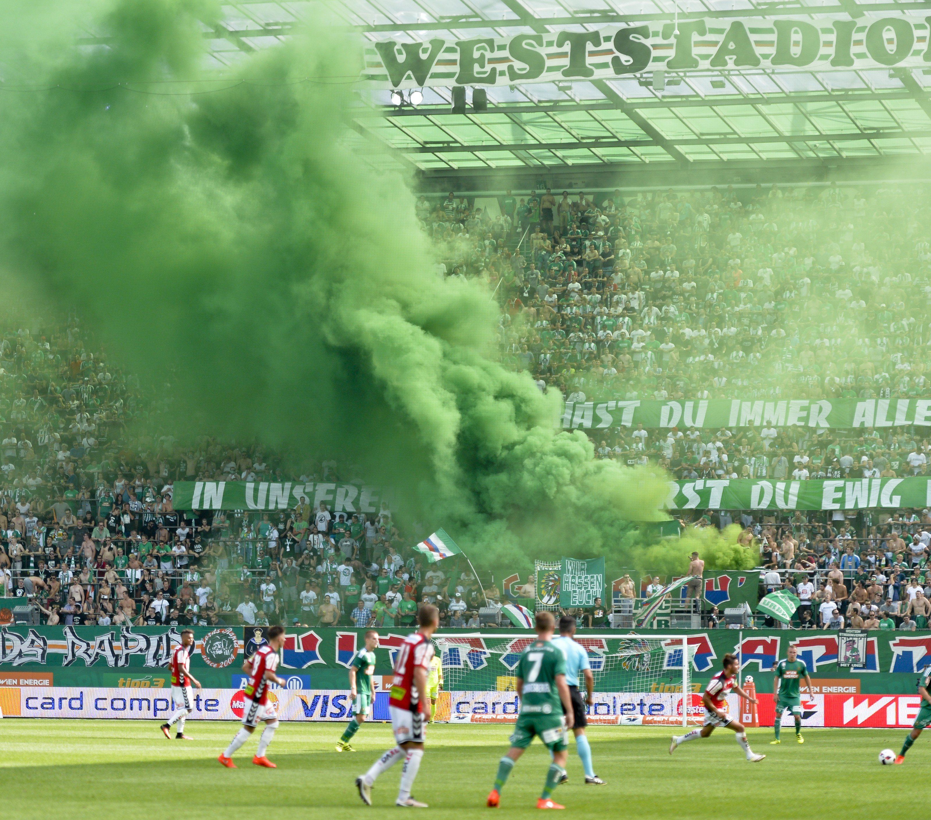 Die Rapid-Ultras drohten Entrup mittels Transparent.