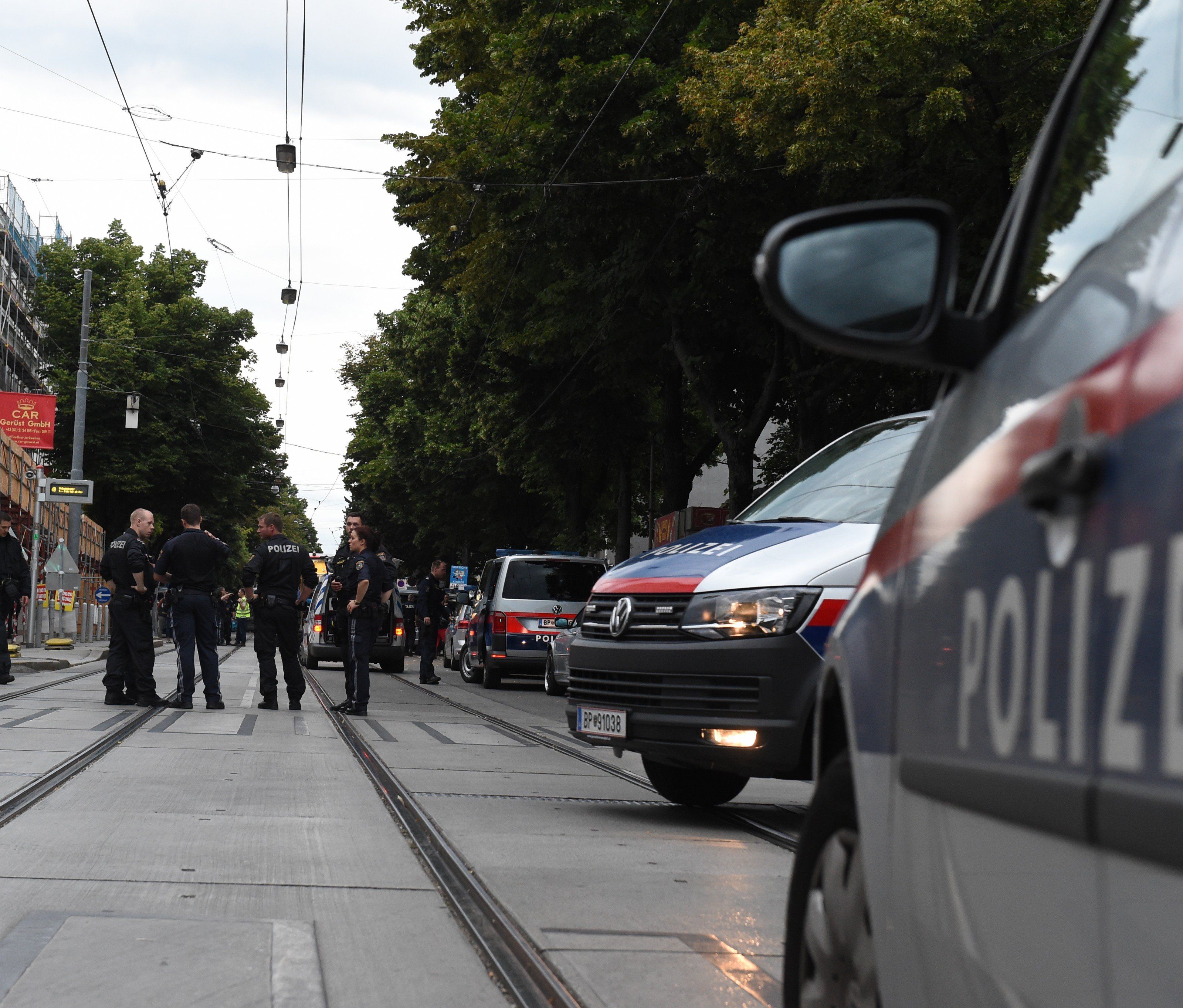 Der schwerst verletzte Polizist schwebt weiter in Lebensgefahr. Der schwerst verletzte Polizist schwebt weiter in Lebensgefahr.