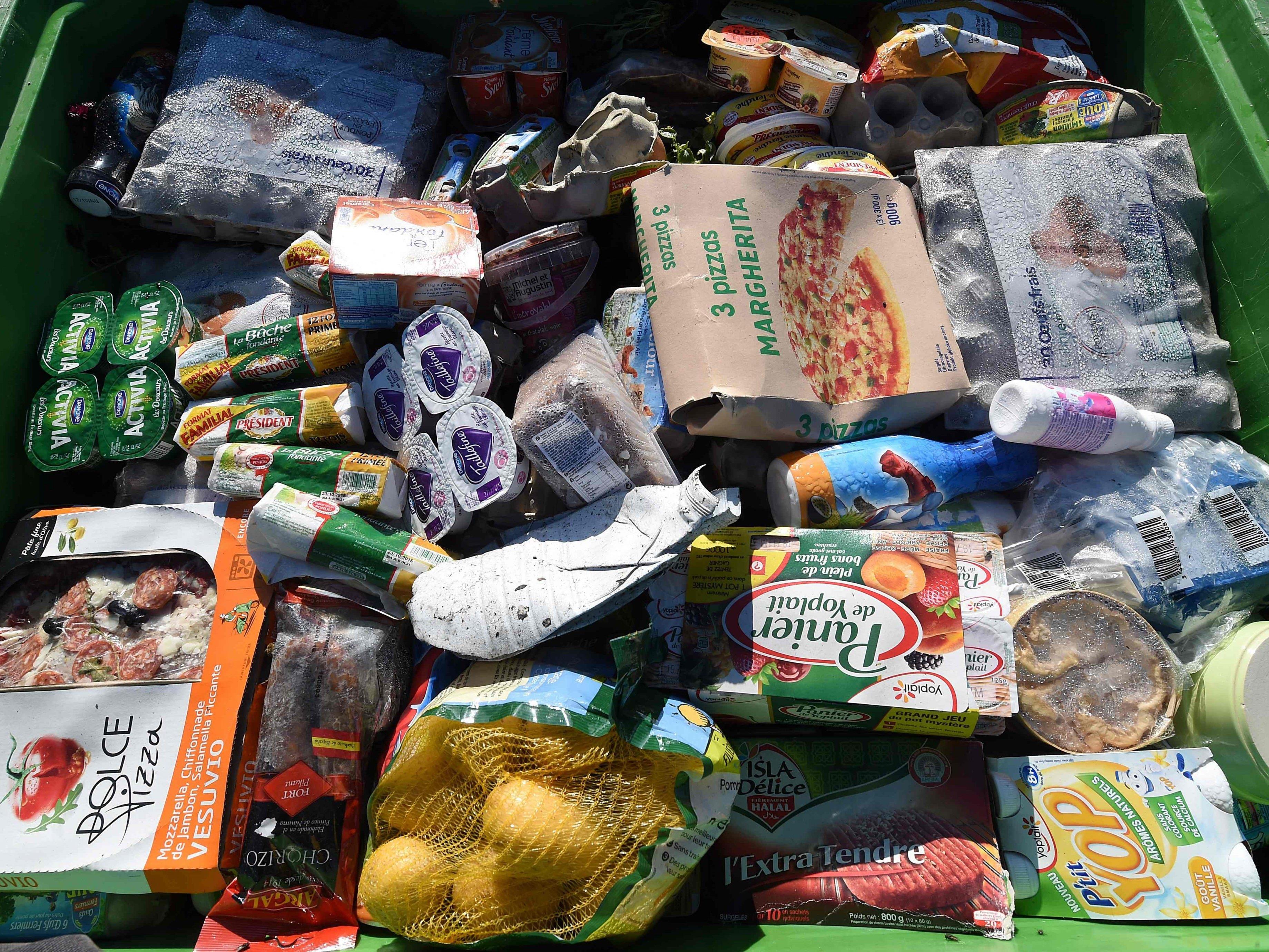 Tonnen von noch genießbaren Nahrungsmitteln landen im Müll